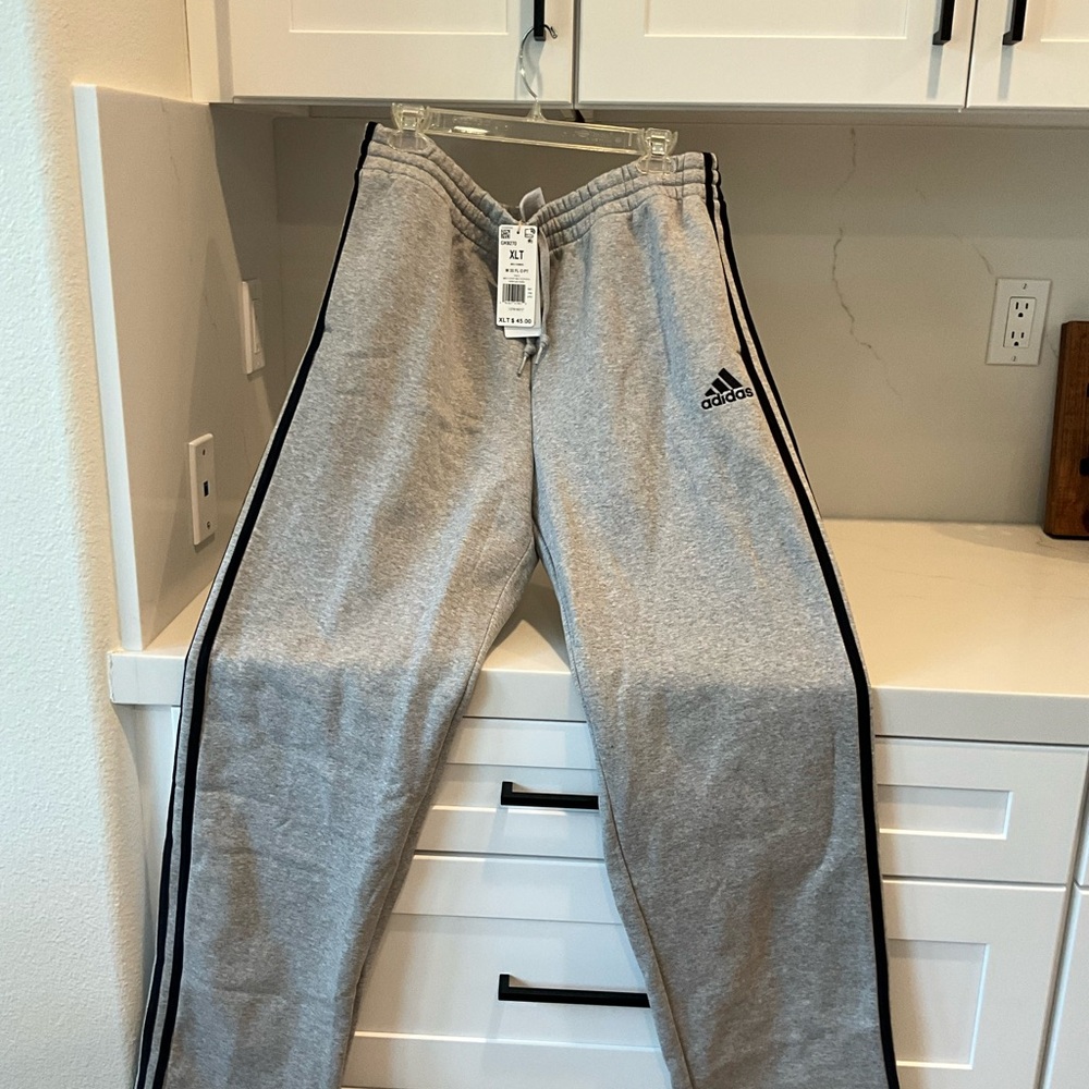 NWT MENS ADIDAS 3S FL O PT PANTS SIXE XLT. MEDIUM GREY WITH BLACK STRIPES.